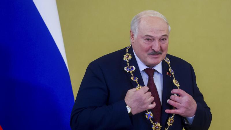 Лукашенко в сьомий раз висуває свою кандидатуру на президентські вибори в Білорусі, і у нього є суперники.