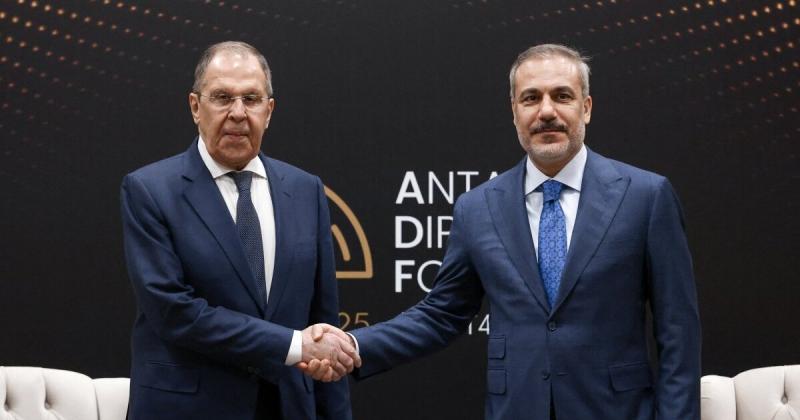 Міністр закордонних справ Туреччини Хакан Фідан та Сергій Лавров провели переговори щодо відновлення мирних дискусій з Україною, повідомляють джерела в ЗМІ.
