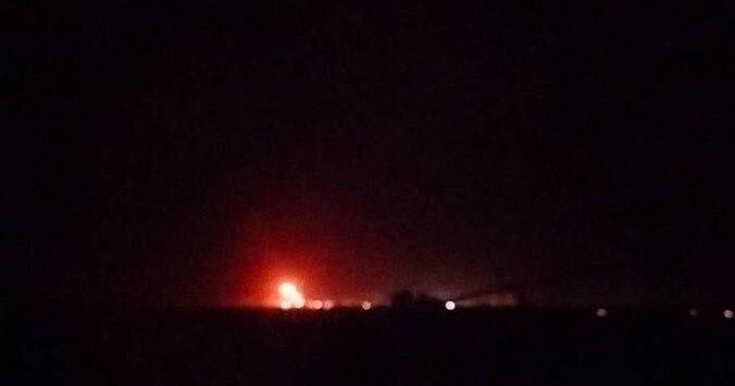 У Росії в одному з міст з населенням 35 тисяч осіб призупинили водопостачання, щоб ліквідувати пожежу на Новошахтинському нафтопереробному заводі.