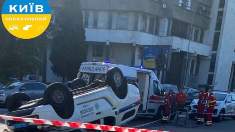 У Києві в результаті дорожньо-транспортної пригоди перекинулося автомобіль поліції: водій загинув, а троє людей отримали травми.