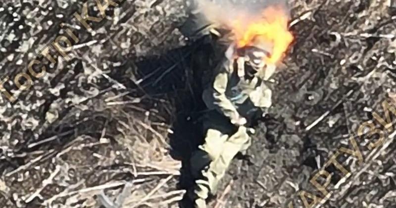 Український безпілотник запалив рюкзак - ворог згорів на місці. ВІДЕО