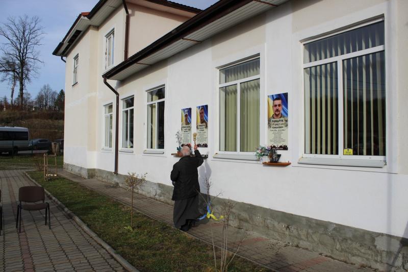 У Делятині встановили пам'ятні таблички на честь трьох героїв, які загинули, захищаючи країну.