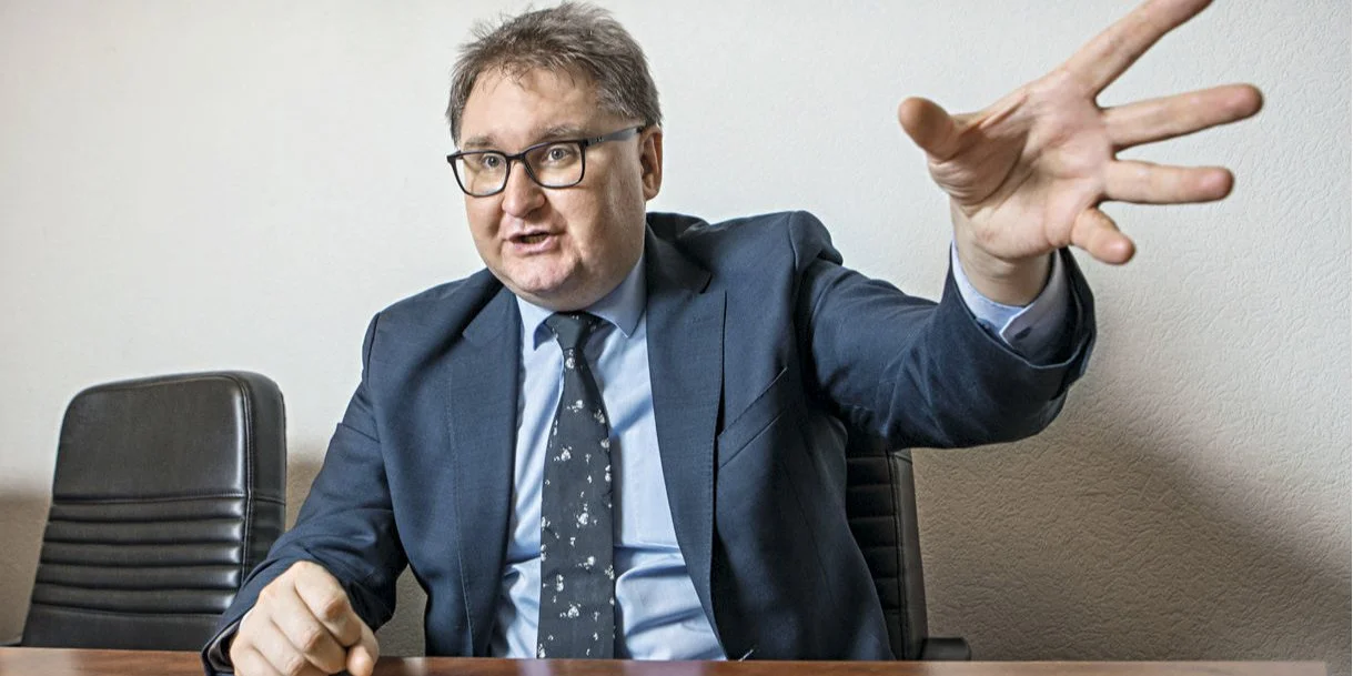 Один з них згадується у записах. Уряд сподівається на відставку всіх представників НКРЕКП у зв'язку з ситуацією навколо справи Мідас — Качка.