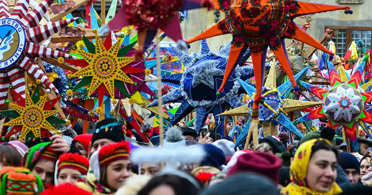 Різдвяні листівки, парад зірок, святковий фестиваль пампухів і глінтвейну...