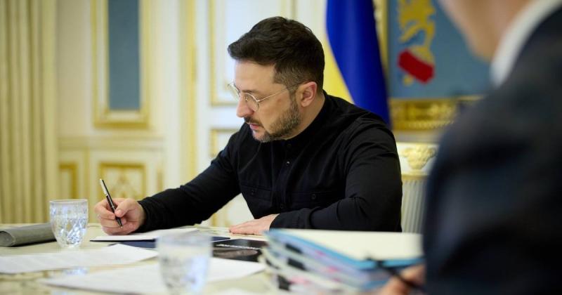 Зеленський ухвалив закон, що регулює перепоховання захисників України, які загинули в боях.