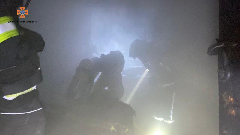 У Франківську, на вулиці Хотинській, під час пожежі було евакуйовано семеро осіб (ФОТО)