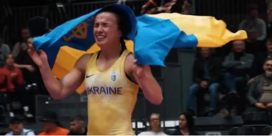 У ліжку з цінним трофеєм. Українка відтворила відоме зображення Ліонеля Мессі.