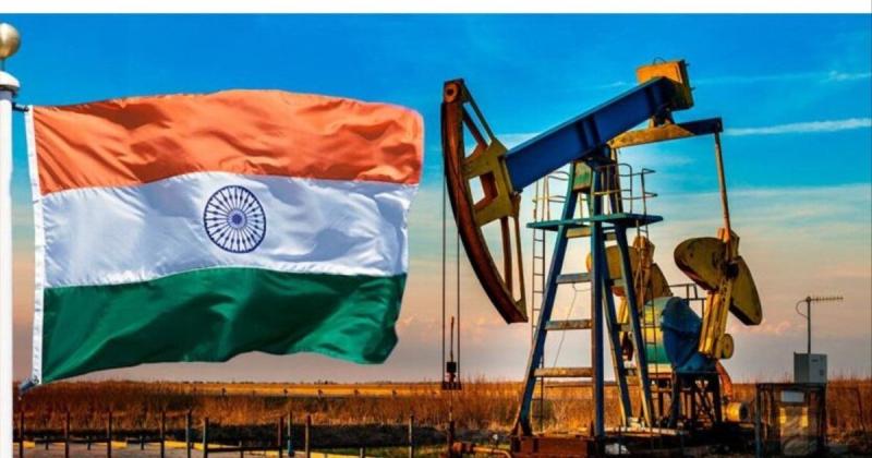 Індія імпортує російську нафту за істотно зниженими цінами, незважаючи на санкції з боку США, повідомляє Bloomberg.