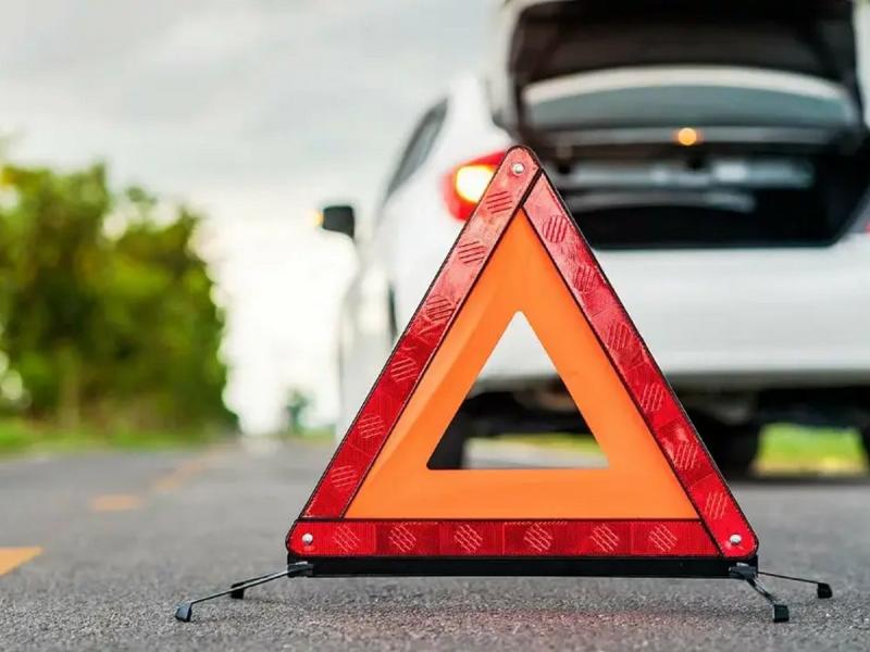 В Іспанії вводять нові норми щодо аварійної зупинки автомобілів: чому це має значення для українських водіїв.