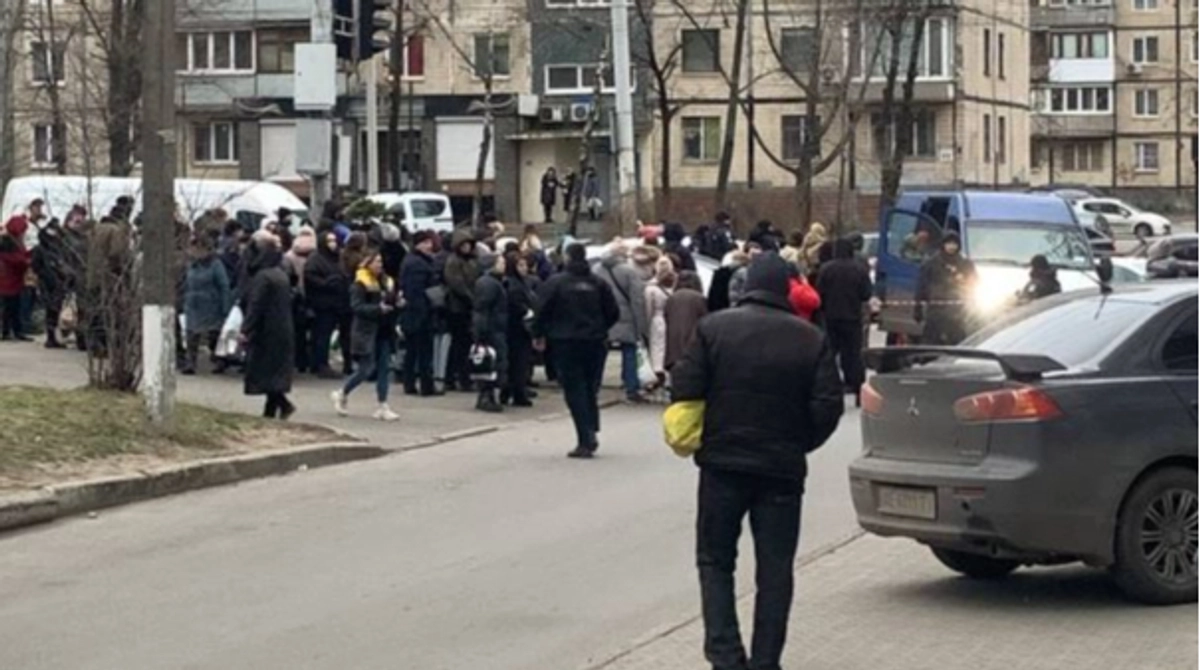 У Дніпрі сталася інцидент, внаслідок якого чоловік завдав ножові поранення двом військовослужбовцям ТЦК, а також відбулася стрілянина.