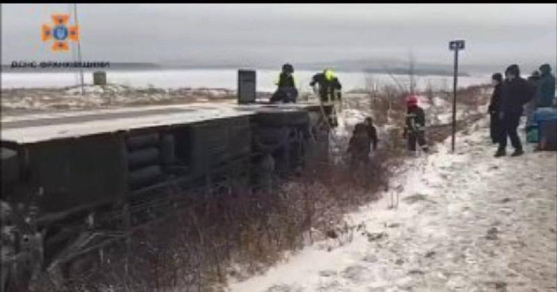 Автобус зазнав аварії на території Івано-Франківської області: внаслідок інциденту загинув один чоловік, а 13 осіб отримали травми, серед яких двоє дітей. ВІДЕО.