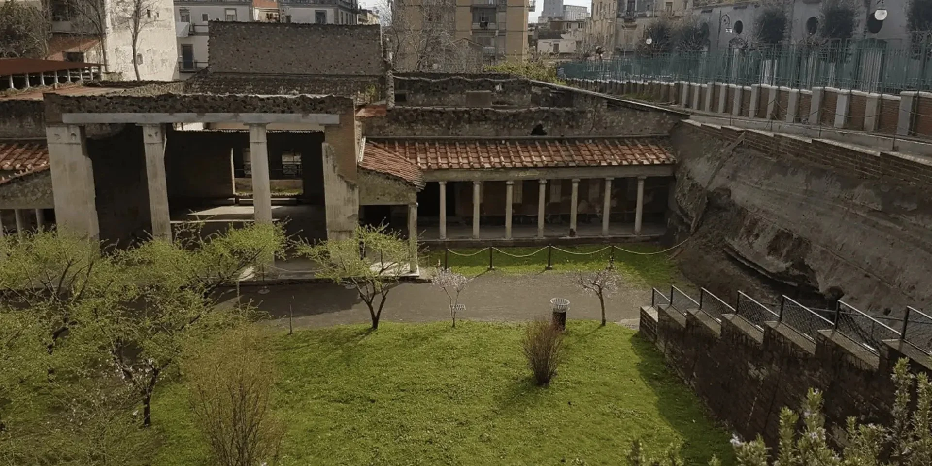 Зал з павичами та театральні маски. Археологи виявили нові артефакти в елегантній резиденції, що належала дружині Нерона.