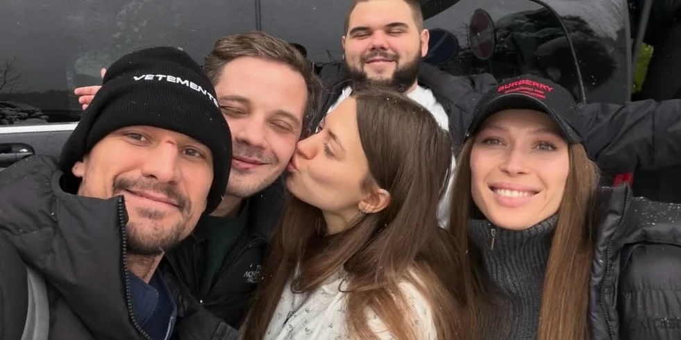 Після розриву з переможницею шоу Холостяк Надін Головчук, Тарас Цимбалюк почав проводити час з актрисою Оленою Світлицькою.