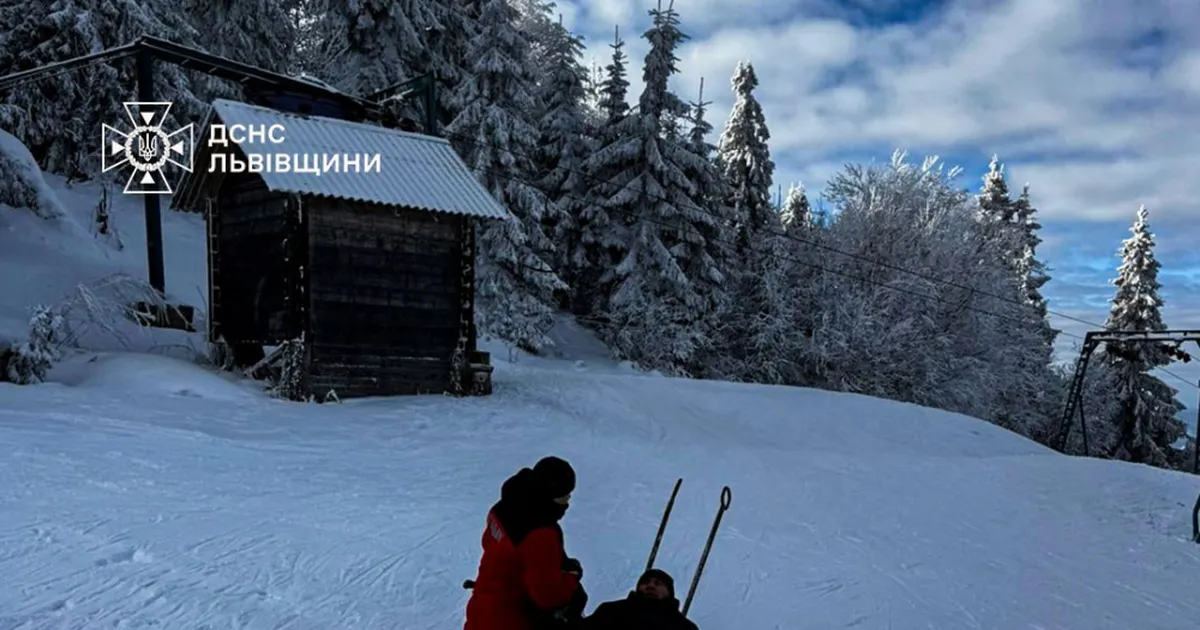 У Славському лижник отримав травму плеча: рятувальники вчасно надали йому необхідну допомогу.