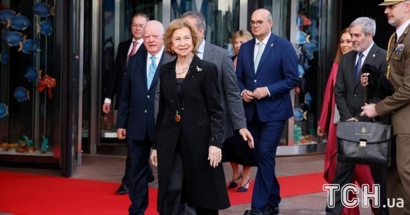 У чорному пальті та з перловим кольє на шиї: королева Софія знову взялася за виконання своїх королівських обов'язків.