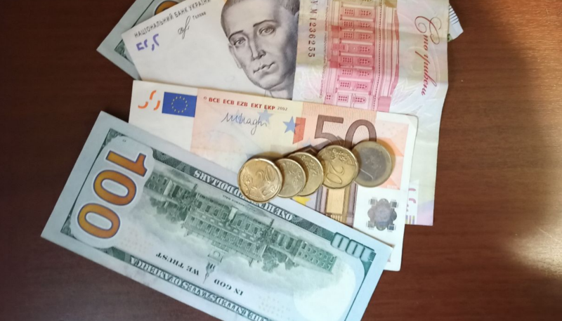 Одразу декілька варіантів підтримки: українці мають можливість отримувати фінансову допомогу від різних держав.