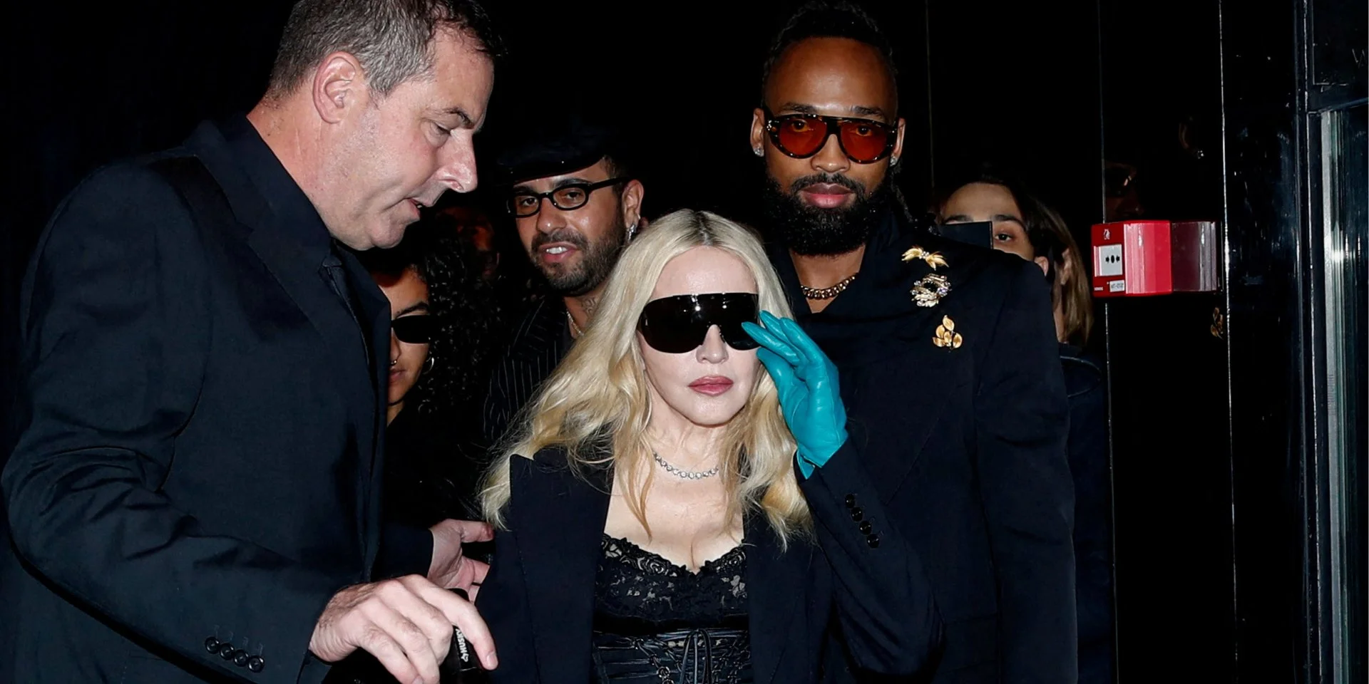 У вражаючому вбранні Мадонна разом із своїм партнером Акімом Моррісом відвідала шоу Dolce & Gabbana в Мілані.