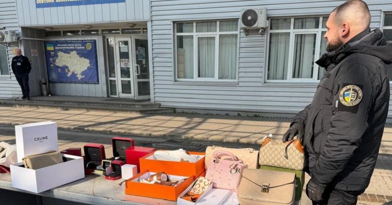 Митники Закарпаття виявили та вилучили люксові сумки, прикраси та взуття на загальну суму 1,8 мільйона гривень (ФОТО)