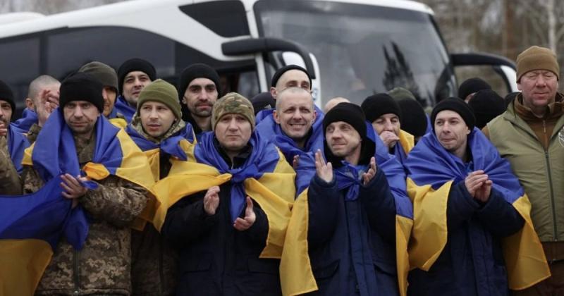 Сьогодні з полону, що утримувався російськими військами, повернулися троє жителів Закарпаття.