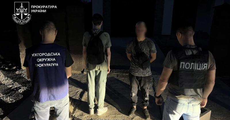 Двох мешканців Ужгородського району засудили на 7 років за сприяння в незаконному виїзді призовників.