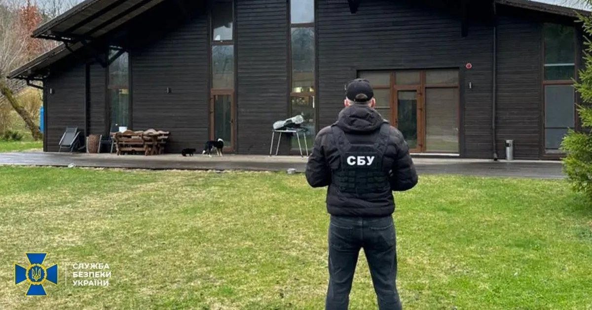 Служба безпеки України встановила, що втікач-нардеп Андрій Деркач незаконно заволодів заповідними землями в Києві на суму 595 мільйонів гривень.