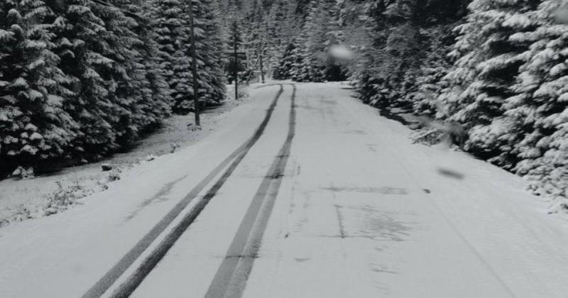 Міжгірщина опинилася під шаром снігу: дорожні служби активно ліквідують наслідки стихії (ФОТО)