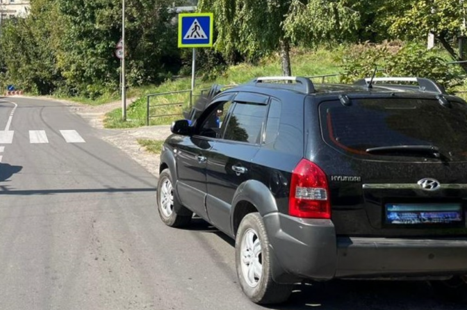 У Винниках жінка за кермом Hyundai наїхала на підлітка, який їхав на самокаті.