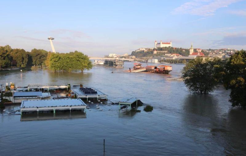 У Братиславі рівень води в річці Дунай досягнув 9,6 метра.