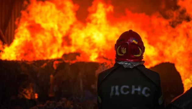 У Львівській області сталася пожежа через падіння частин російського дрона.