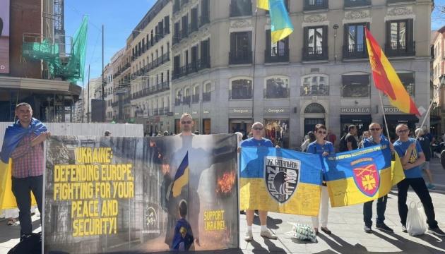 В столиці Іспанії, Мадриді, українська громада організувала марш і мітинг, щоб висловити свою вдячність захисникам України.