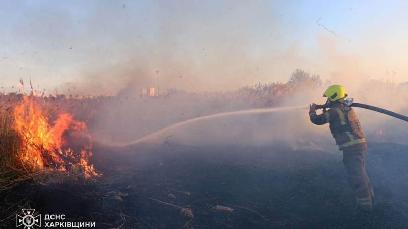 Російські війська завдали ударів КАБами по Харкову та його околицям: зафіксовано пожежі в гаражах, п’ятеро людей отримали поранення.