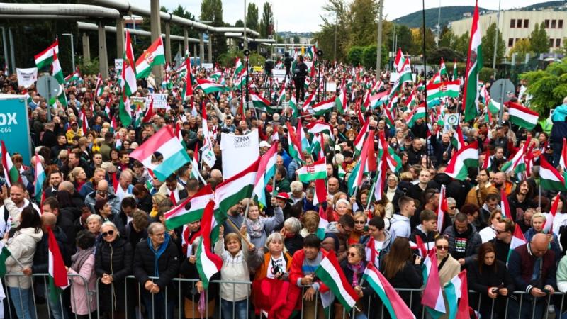 Тисячі угорців в Будапешті вийшли на акцію протесту, закликаючи до свободи медіа та зупинки державного 