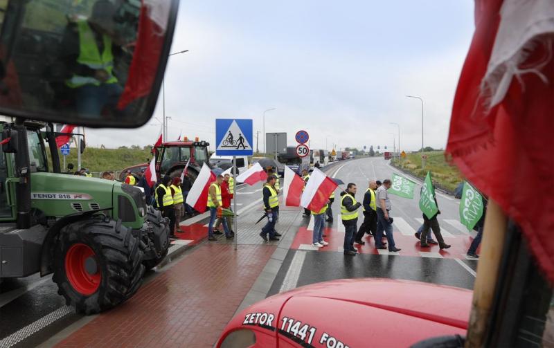 На польському кордоні оголосили про блокування вантажних автомобілів - Auto24.