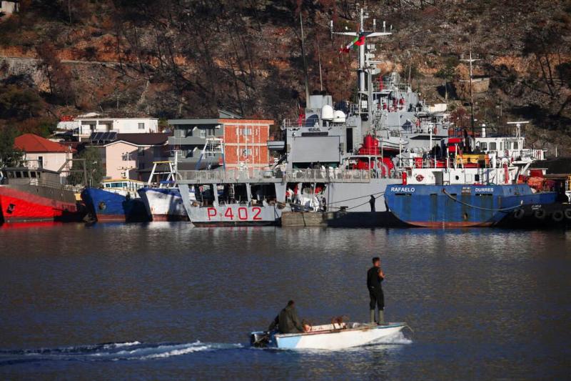 Корабель Військово-морських сил Італії, на борту якого перебували мігранти, досяг албанського порту.