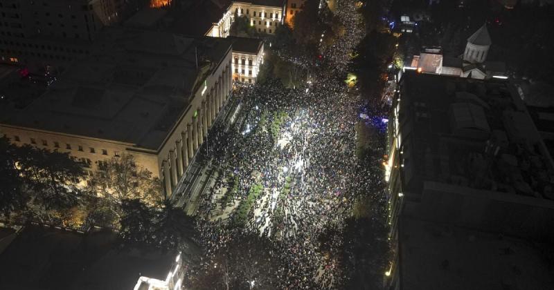 Протести в Грузії: правоохоронці відтягнули демонстрантів від парламентської будівлі.