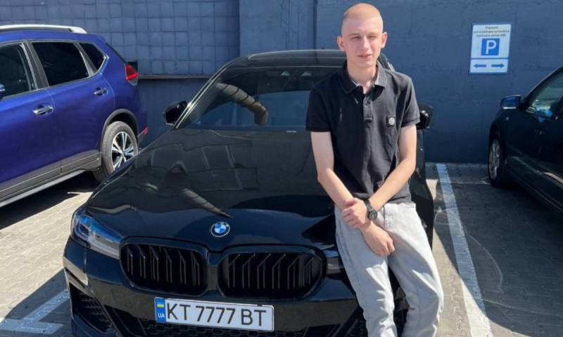 17-річний молодик Арсеній Безсонов, керуючи автомобілем BMW, став винуватцем фатальної аварії, внаслідок якої загинула дитина, а багато життів отримали невиправні травми. Цього літа він вже потрапляв в подібний інцидент.