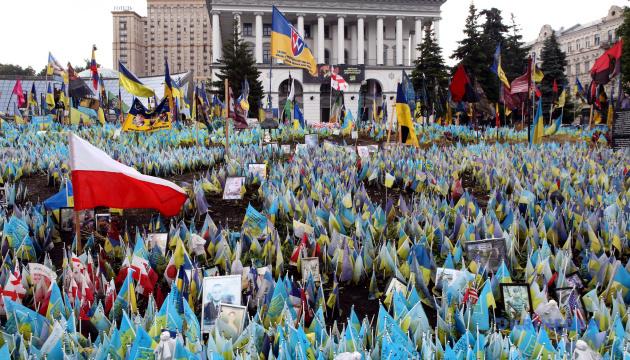 У Києві на площі Незалежності чоловік знищив прапори та зображення загиблих героїв.