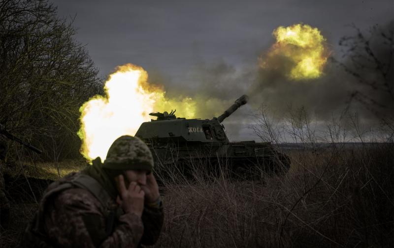 Російські війська ведуть артилерійський вогонь по Херсону та намагаються прорватися в місто.