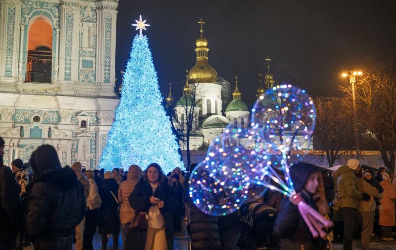 Новорічні свята 2025 року. Як виглядають центральні ялинки в українських містах (фото)