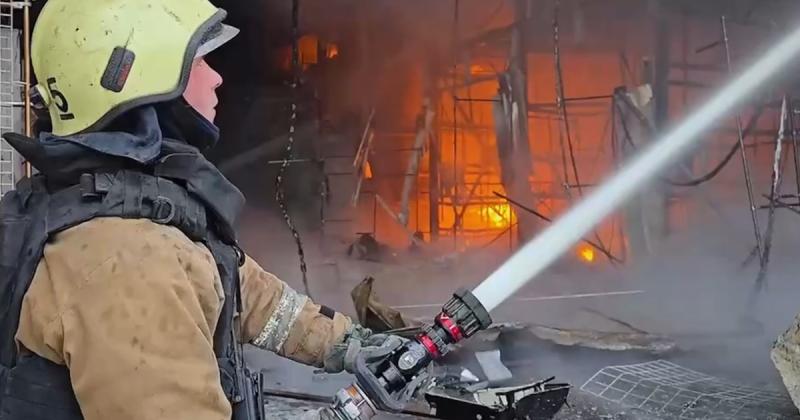 Військові РФ завдали ударів по Харкову за допомогою дронів і ракет, внаслідок чого одна особа отримала поранення, а також виникли пожежі, повідомляють місцеві органи влади.