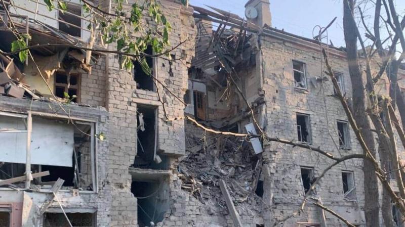 Російські війська скинули чотири касетні бомби на центральну частину Херсона, внаслідок чого двоє осіб отримали поранення.