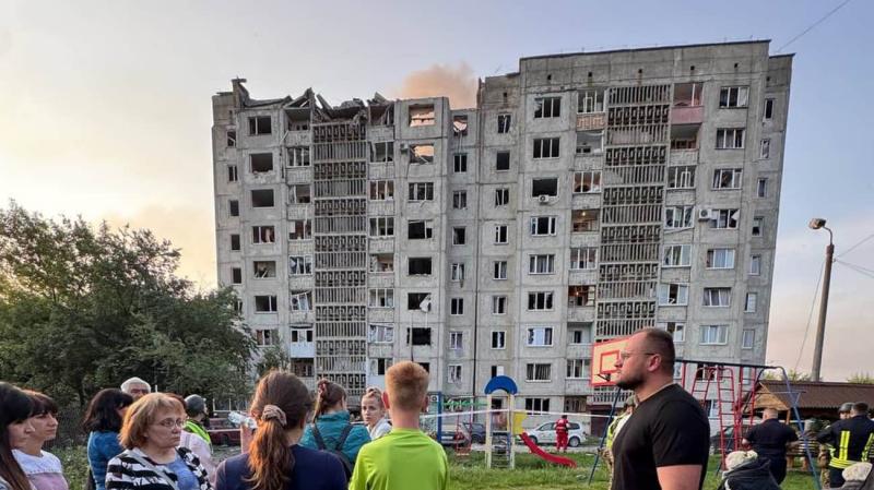 Атака з використанням ракет і дронів на Луцьк: зафіксовано влучення у житлову будівлю, п’ятеро людей отримали поранення.