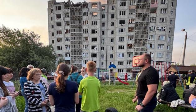 Сумісний напад на Луцьк: противник влучив у житлову будівлю, п’ятеро осіб отримали поранення.