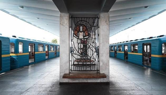 У Києві в результаті нічної атаки постраждали залізничні колії метрополітену між станціями 