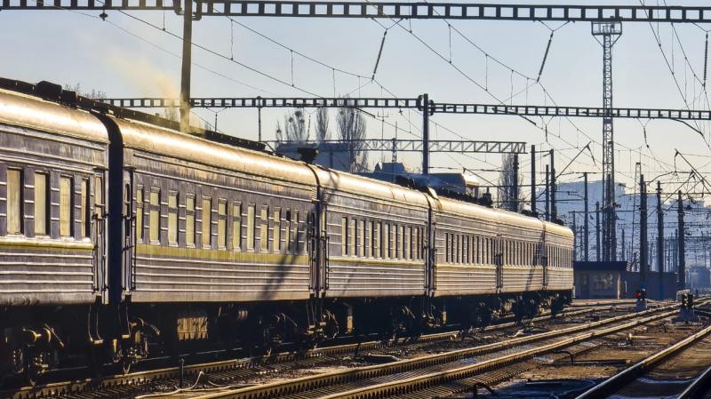 УЗ: внаслідок ворожого нападу на Київщині постраждали залізничні колії, тому запроваджено резервні маршрути.