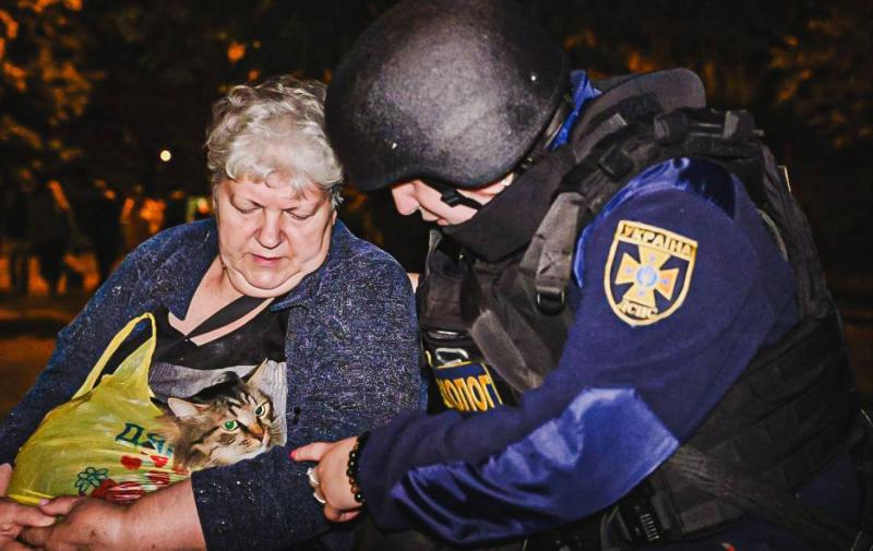 Зруйновані будівлі, жертви та численні поранені: світлини після обстрілу Харкова з боку РФ.