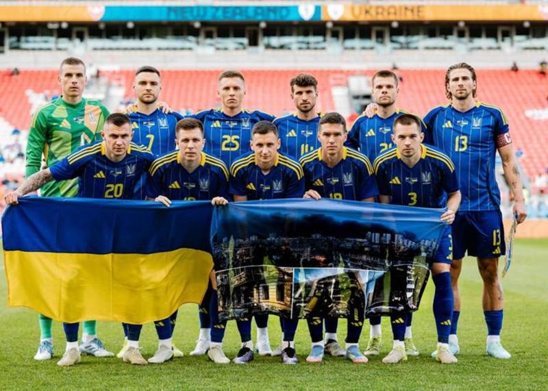 Заклик до всього світу: команда України вийшла на гру з зображенням зруйнованого Києва.