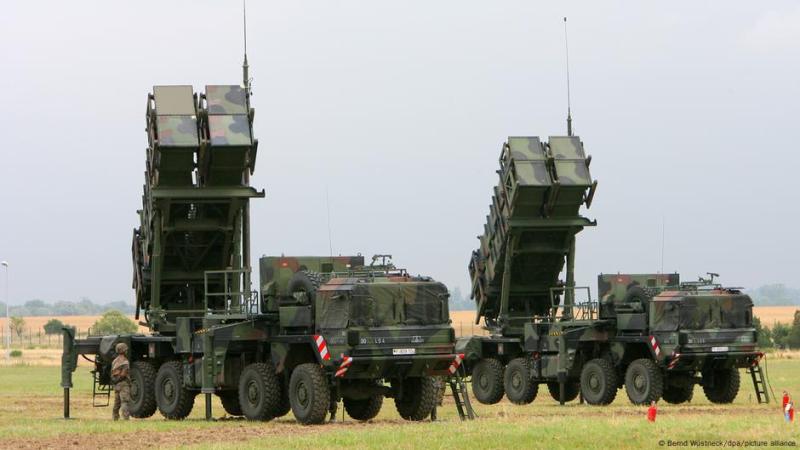 США зупинили постачання обіцяних боєприпасів та ракет для України.