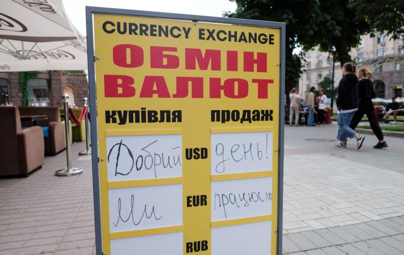 Українці активніше почали купувати долари та євро в банківських установах.