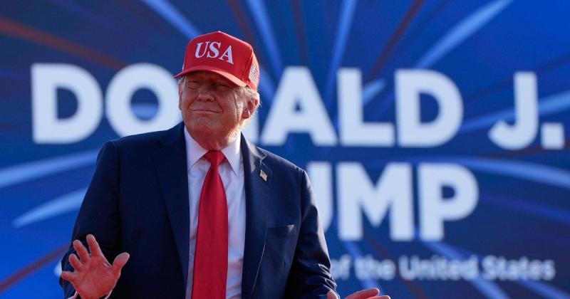 Двоїсті принципи: чому Трамп налагоджує стосунки з Путіним та вагається у питанні України.